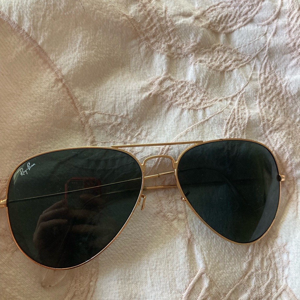 Ray-Ban Aviator Sunglasses with Gold Frame and Dark Lenses